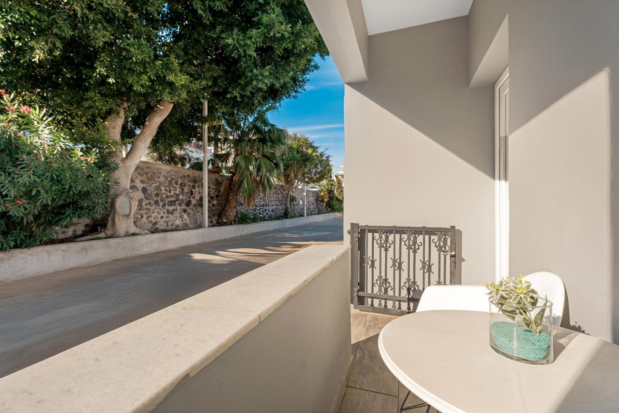 Oasis Suites Fira Exterior photo